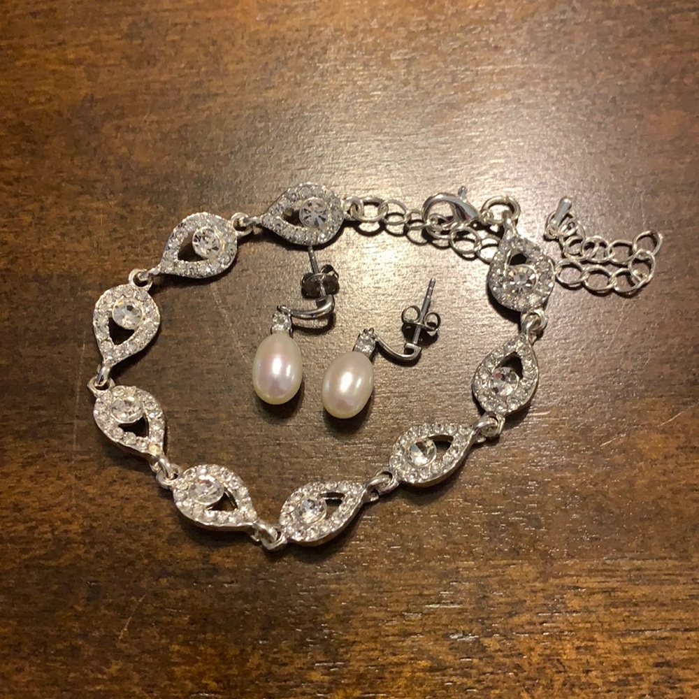 Bridal bracelet with pearl earrings